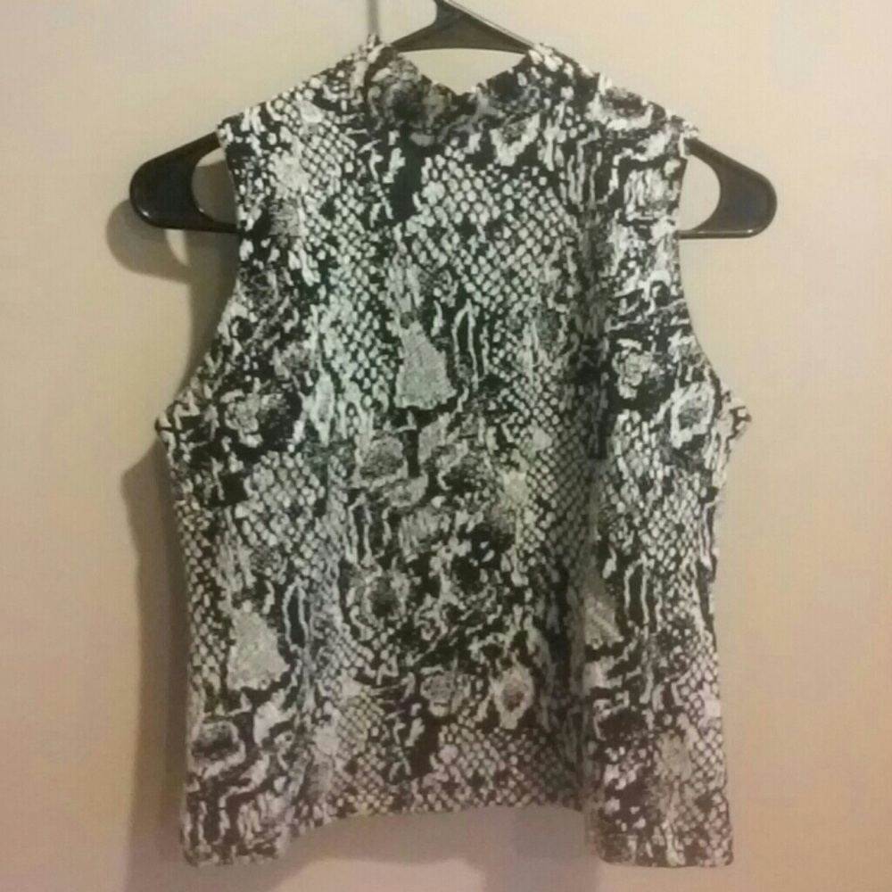 Black and white stretch crop top